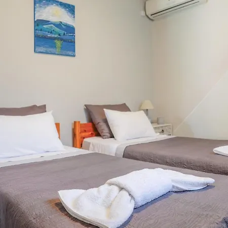 Daire Catherine Blue - 4 Minutes Off The Poros (Kefalonia)