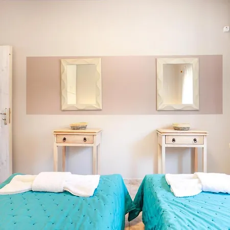 Catherine Blue - 4 Minutes Off The بوروس