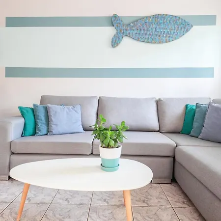 Catherine Blue - 4 Minutes Off The شقة