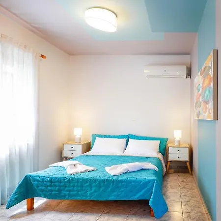 Catherine Blue - 4 Minutes Off The شقة