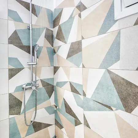 Catherine Blue - 4 Minutes Off The شقة