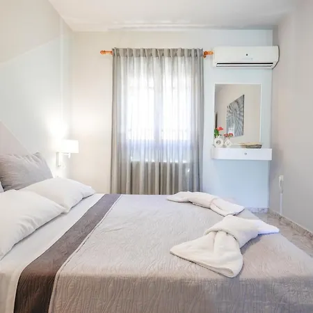 Catherine Blue - 4 Minutes Off The شقة